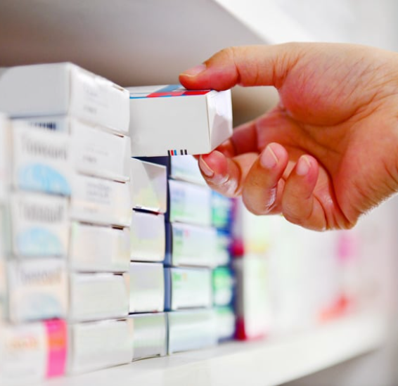 Confezioni di farmaci sugli scaffali della parafarmacia